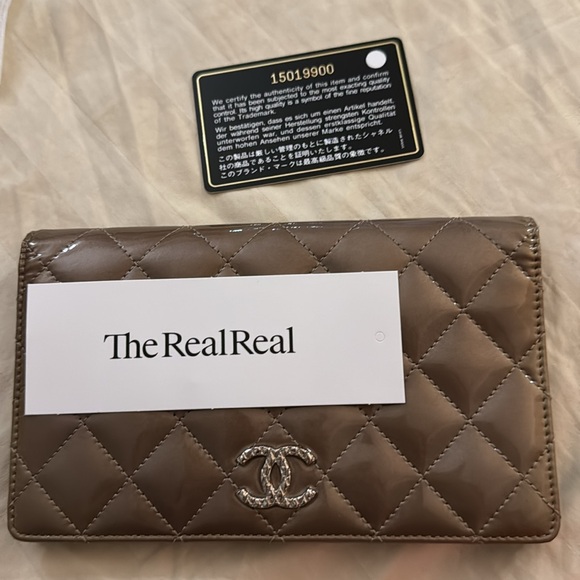 ❌SOLD❌Very Good Used Auth Chanel Patent Leather Wallet - Neutral/ Gray Color - Picture 10 of 15